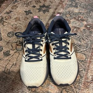 BROOKS TRANSMIT 3 RUNNING SHOES